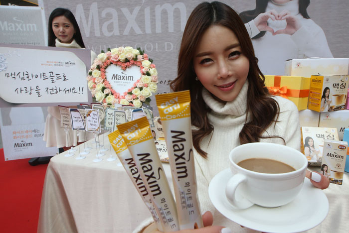 인스턴트 커피에 설탕, 커피 크리머를 섞어 한 봉지씩 물에 타서 간편하게 먹을 수 있는 ‘커피믹스’제품은 진한 블랙커피보다 단 커피를 선호하는 한국인들의 입맛을 사로잡았다.