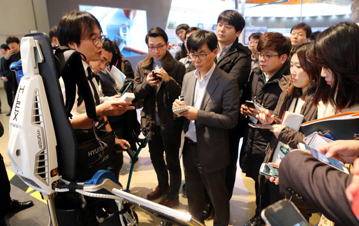 정부는 올 해 국가정보화 사업의 일환으로 ICT와 융합한 국민 건강•복지 분야 서비스 개발 투자도 확대한다. 사진은 관람객들이 ‘2015 창조경제 박람회’ 에서 하반신 장애인 돕는 보행 보조로봇에 대한 설명을 듣고 있는 모습.