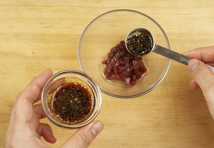 핏물을 닦은 쇠고기를 채썰은 뒤 양념장에 무친다.