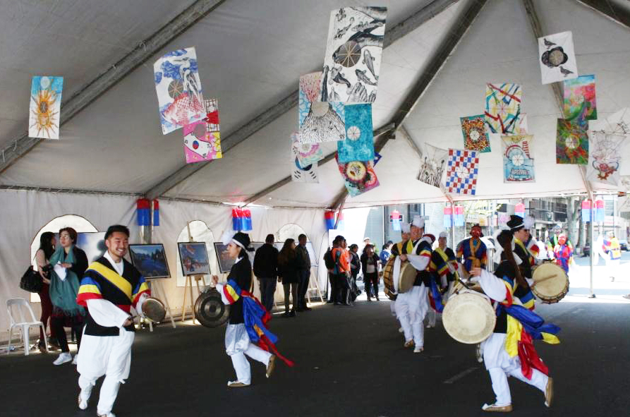행사장 입구의 주아르헨티나 한국문화원 스탠드 ‘한국으로 떠나는 문화 터널’은 청사초롱, 한국 사진, 전통 연으로 장식해 한국적 분위기를 느낄 수 있도록 했다.