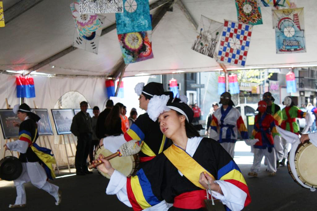 행사장 입구의 주아르헨티나 한국문화원 스탠드 ‘한국으로 떠나는 문화 터널’은 청사초롱, 한국 사진, 전통 연으로 장식해 한국적 분위기를 느낄 수 있도록 했다.