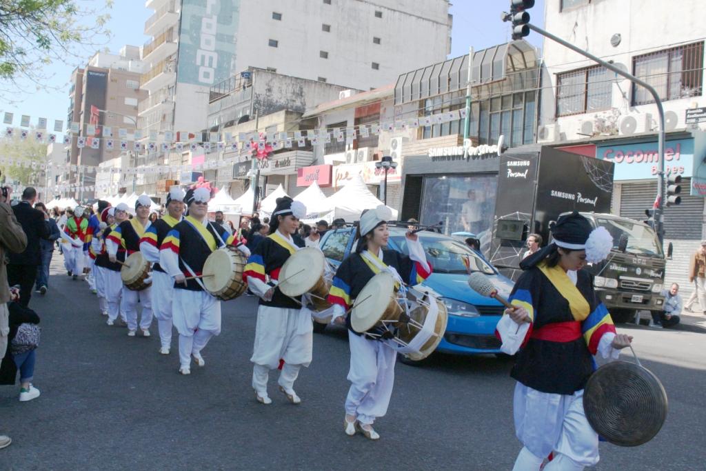 한인동포들로 구성된 풍물놀이단 누리패는 행사장 입구부터 공연 무대에 이르는 거리를 흥겨운 우리 가락을 울리며 행진해 축제에 흥을 더했다.