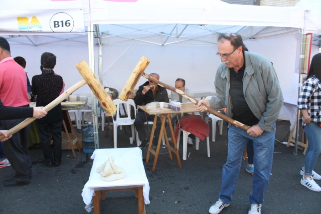 '한인의 날' 문화축제를 찾은 아르헨티나 관람객이 떡찧기 체험 중이다. 텔레비시온 푸플리카도 ‘한국의 전통 쌀 빵’으로 ‘떡’을 소개했다.