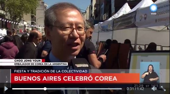 주아르헨티나 한국대사관의 추종연 대사가 아르헨티나 공영방송인 텔레비시온 푸플리카와의 인터뷰에서 '한인의 날'을 소개하고 있다.