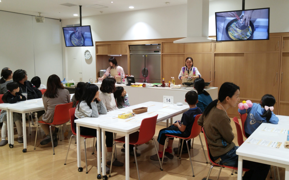 주오사카 한국문화원이 진행한 부침개 만들기 행사에서 강사가 먼저 부침개 만들기 시범을 보이고 있다.1
