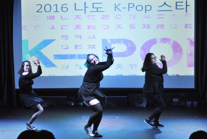 댄스부문 최우수상을 수상한 한국어입문반의 발레스카 헤르난데즈 씨와 같은 반 친구인 샌드라 라자로, 새란 퀸 씨의 환상적인 무대.