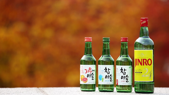 하이트진로는 태국 현지에서 참이슬 클래식, 자몽에 이슬, 그리고 한국에서는 판매하지 않는 ‘진로24’를 출시해 판매하고 있다.2