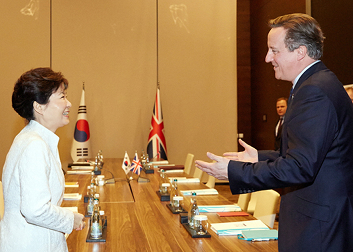 박근혜 대통령(왼쪽)과 데이비드 캐머런 영국 총리가 15일 정상회담을 하기에 앞서 악수하고 있다.
