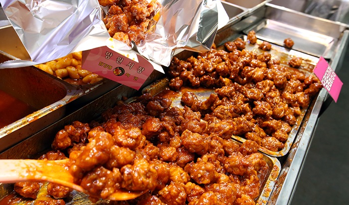 망원시장에서는 고로케, 닭강정, 칼국수 등 저렴하고 맛있는 길거리 음식을 즐길 수 있다.3