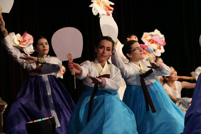 제8회 한국영화제가 헝가리 부다페스트를 비롯, 4개 도시에서 10일부터 14일까지 열린다. 지난 해 부다페스트 우라니아 대극장에서 열린 한국 영화제 개막식에서 선보인 현지인들의 한국무용 공연과 영화제를 관람하는 시민들.