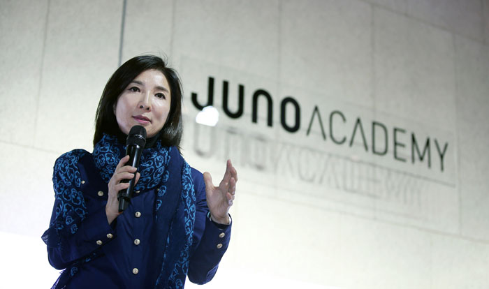 16일 서울 청담동에서 열린 준오 아카데미 준공식에서 연설중인 강윤선 준오헤어 대표(사진 위)와 황석기 공동대표 (사진 아래).2