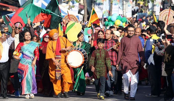 17일 오후 이태원에서 열린 지구촌축제 글로벌 퍼레이드 현장. 이날 퍼레이드에는30개 팀, 1000명이 참가했다.2