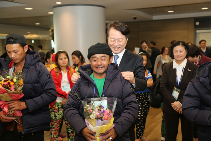 김영준 출입국외국인정책본부장이 23일 입국한 난민들을 환영하고 있다.