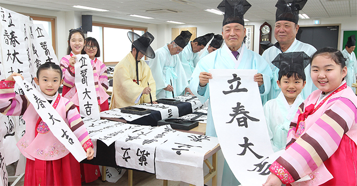 여러 세대에 걸쳐 사람들을 봄의 시작을 알리는 입춘을 기념하고 있다