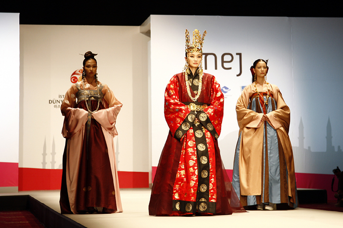 신라시대의 화려한 의상과 액세서리가 무대에 올라 조명을 받았다.