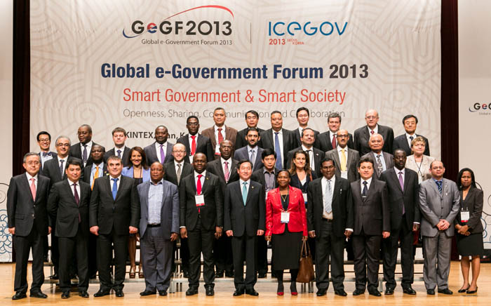 폐막식을 맞아 기념 촬영하는 각국 관계자들 (사진: 안전행정부)