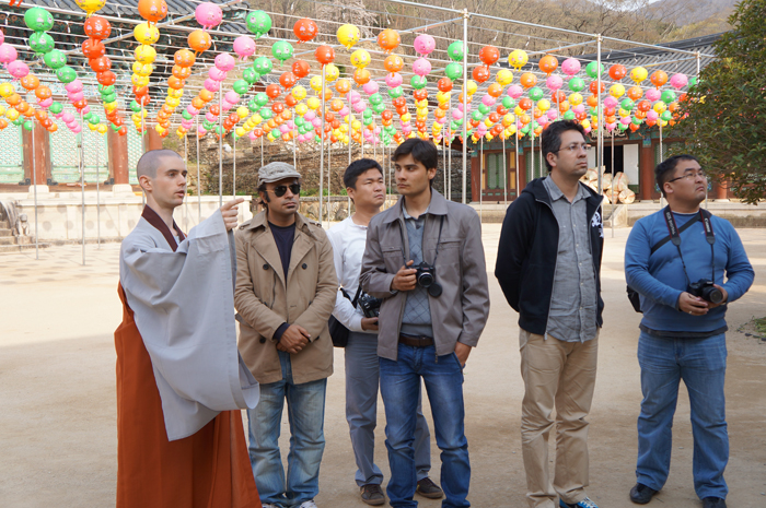 아시아권 문화재 보존과학 국제연수 프로그램에 참가하고 있는 연수자들이 불교사찰을 둘러보고 있다. (사진: 국립문화재연구소)