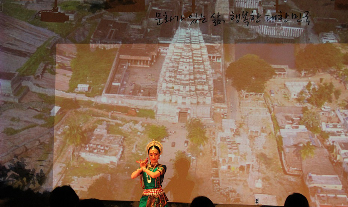 광주 아시아문화마루에서 펼쳐지고 있는 인도 전통무용 공연 (사진: 문화체육관광부) 