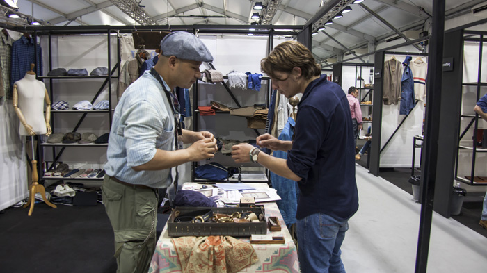 남성복 브랜드 ‘웨스티지’의 디자이너 김동주 씨가 바이어와 상담하고 있다. (사진제공: 문화체육관광부)