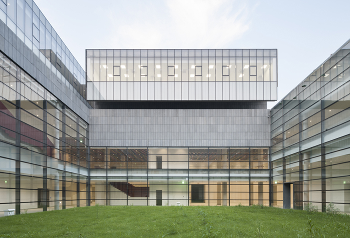 곳곳에 있는 선큰가든과 넓은 창문 덕택에 지하에 있는 서울관 전시장은 매우 밝다. (사진: 남궁선)