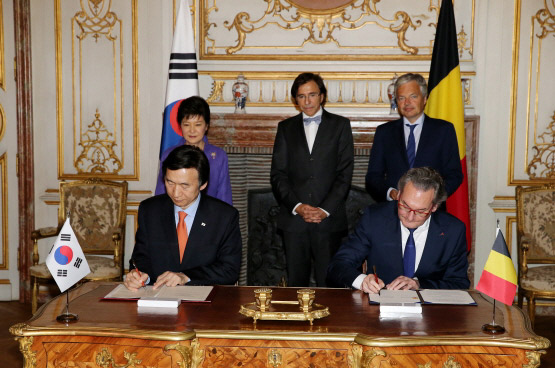 박근혜 대통령(뒷줄 왼쪽)과 엘리오 디 루포 벨기에 총리가 한국과 벨기에 외교장관의 양해각서 협정식을 참관하고 있다. (사진: 청와대)