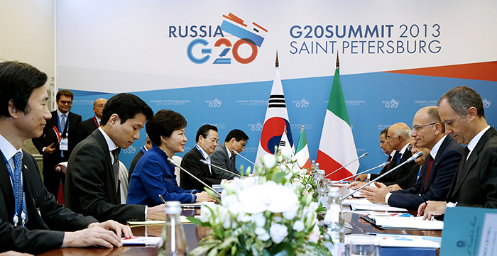 G20 정상회의에 참석중인 박근혜 대통령(왼쪽 세번째)이 5일 러시아 상트페테르부르크 콘스탄틴 궁전 내 양자회담장에서 엔리코 레타 이탈리아 총리와 한-이탈리아 정상회담을 갖고 있다. (사진: 청와대)