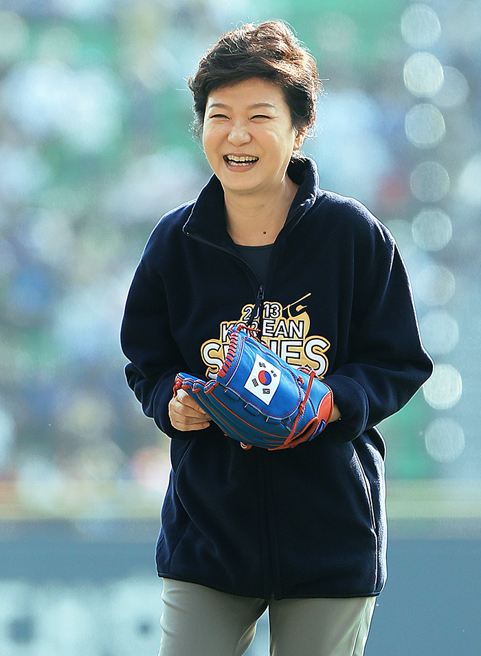 박근혜 대통령이 27일 한국프로야구 한국시리즈 3차전 시구자로 마운드에 오른 뒤, 환하게 웃고 있다. (사진 : 청와대)