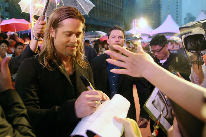 브래드 피트가 11일 청계천광장에 몰려든 팬들에게 일일이 사인을 해주고 있다. (사진: 전한)