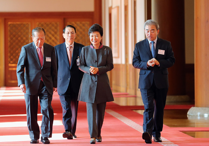 박근혜 대통령(가운데)이 25일 청와대에서 열린 문화융성위원회 2차 회의 참석을 위해 입장하고 있다. (사진: 청와대)