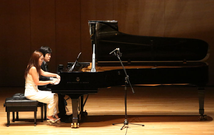 오는 8월 3일 스트라빈스키의 ‘봄의 제전’을 협연할 예정인 피아니스트 손열음과 김다솔이 26일 함께 연주하고 있다. (사진제공: 커뮤니크)