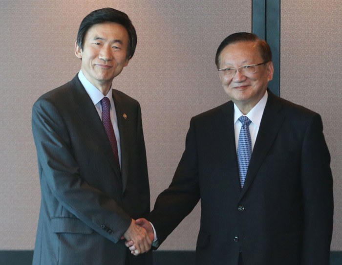 윤병세 외교부 장관이 16일 서울 여의도 63빌딩의 한 음식점에서 탕자쉬안(唐家璇) 전 중국 외교담당 국무위원과 오찬을 하기에 앞서 악수하고 있다. (사진제공: 외교부)