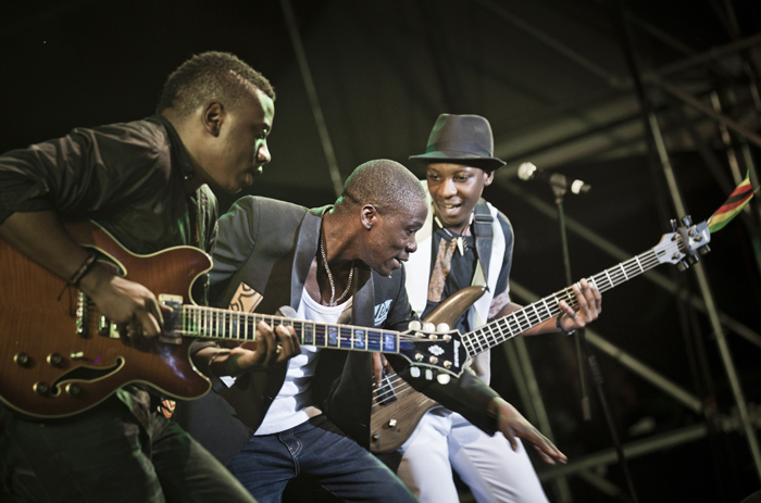 짐바브웨 출신 모쿰바의 흥겨운 무대가 이어졌다.