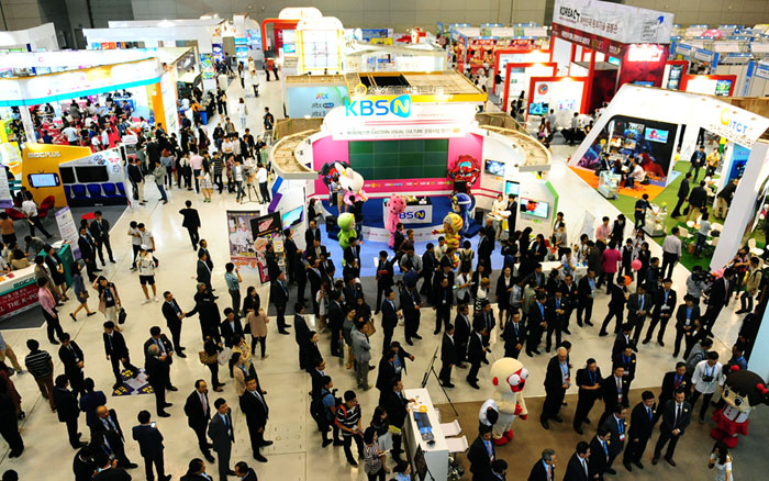 '2015 광주 에이스 페어'의 각종 박람회 부스를 둘러보는 관람객들의 모습.