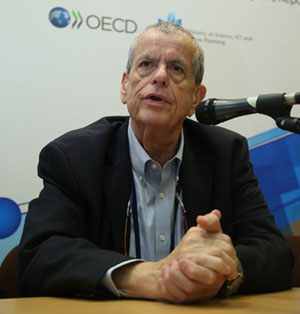 노벨화학상 수상자 아론 치에하노베르는 19일 세계과학기술포럼에서 맞춤의학의 도래를 예견했다.