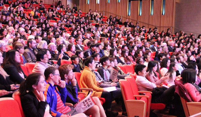 한국 대표단이 지난 9월 22일 호주 캔버라 호주국립대(ANU)에서 한복패션쇼와 다양한 공연을 펼치고 있다.2