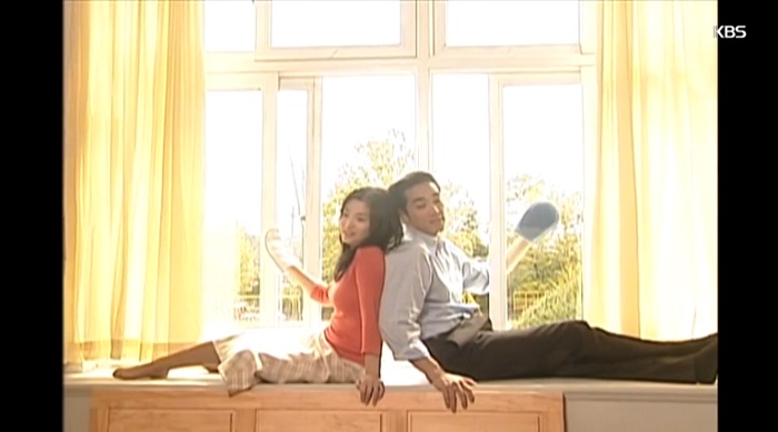 드라마 ‘가을동화’에서 준서의 작업실로 이용된 강원도 양양군의 폐교에서 두 주인공이 함께 창문을 닦고 있는 장면.