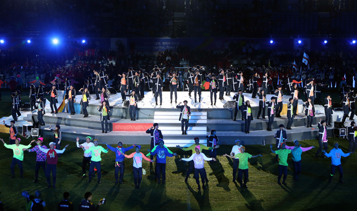 11일 ‘2015 경북문경 세계군인체육대회’ 폐막식에서 펼쳐진 다양한 공연들은 참가선수들을 하나로 만들었다.