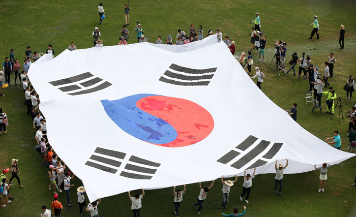 태극기를 여러 사람이 펼쳐들고 있는 사진