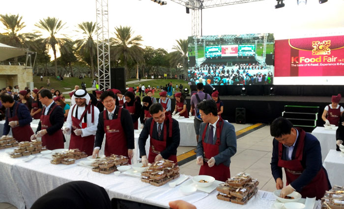 농림축산식품부와 UAE 정부 관계자들이 두바이에서 27일 열린 ‘2015 한국 식품 박람회’ 한국음식 체험행사에서 할랄 인증을 받은 한국 식품 등을 시식하고 있다.