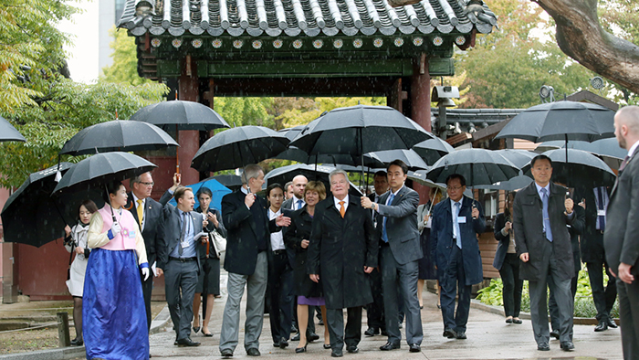 요하임 빌헬름 가우크 독일 연방 대통령이 11일 갑작스러운 소나기에도 불구하고 창덕궁을 찾아 둘러 보고 있다.