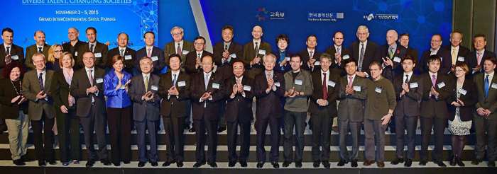 3일 ‘글로벌 인재포럼 2015’ 개막식날 참가자들이 기념사진을 찍고 있다.