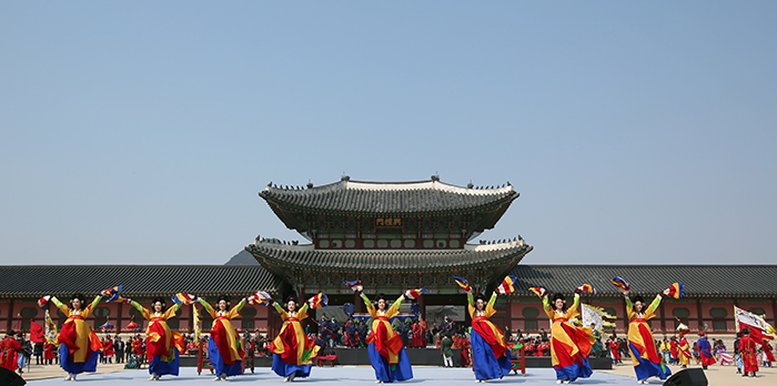 ‘경복궁 수문장 임명의식’이 열린 27일 경복궁 흥례문 앞에서 공연이 펼쳐지고 있다.