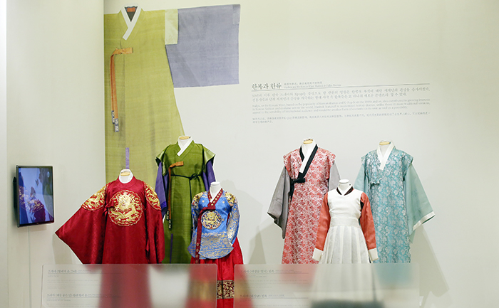 이번 한복 특별전에서는 해외에서도 많은 팬들이 시청한 드라마 ‘대장금’, ‘별에서 온 그대’, ‘해를 품은 달’, 그리고 ‘야경꾼 일지’에서 주인공들이 입었던 한복도 전시돼 있다.