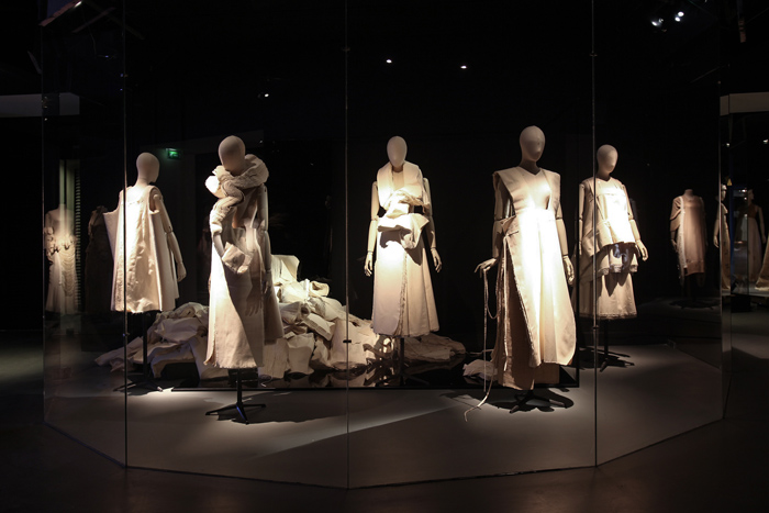 프랑스장식미술관에서 전시중인 한국특별전 패션전 모습.