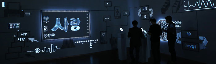 한글자료가 데이터가 되어 가정, 학교, 회사 등 일상공간에서 활용된다는 것을 픽토그램으로 시각화해서 표현한 공간.