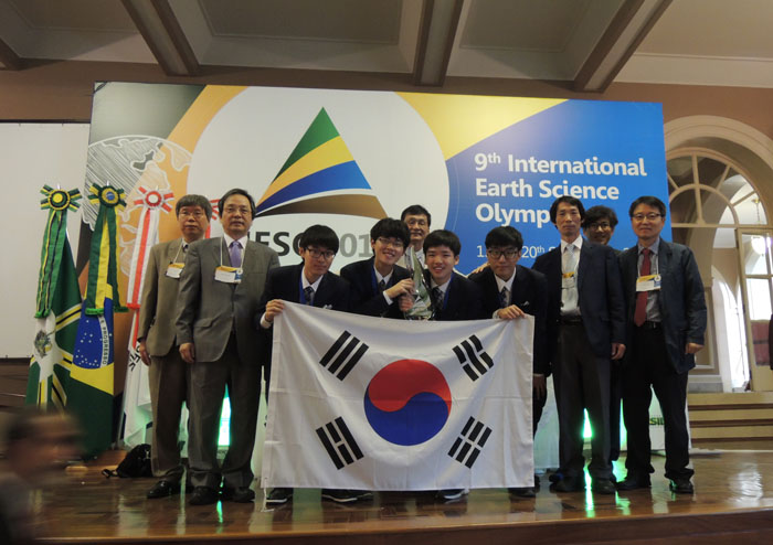 올림피아드에 참가한 한국팀이 시상 후 무대에서 포즈를 취하고 있다.