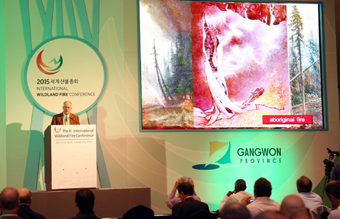 스티브 파인 미국 애리조나 주립대학교 생명과학과 교수가 13일 ‘제6회 세계산불총회’에서 ‘불의 역사’를 주제로 발표하고 있다.
