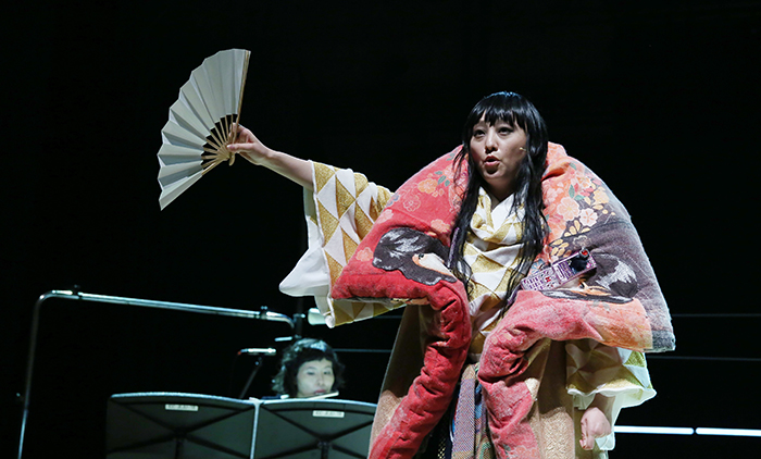 한국 ‘신태평무’의 ‘선비춤’(위)과 일본의 노(能) 무대에서는 부채가 공연의 주요 소재로 등장해 양국 전통 공연 속에서의 공통점을 쉽게 알 수 있게 해줬다.