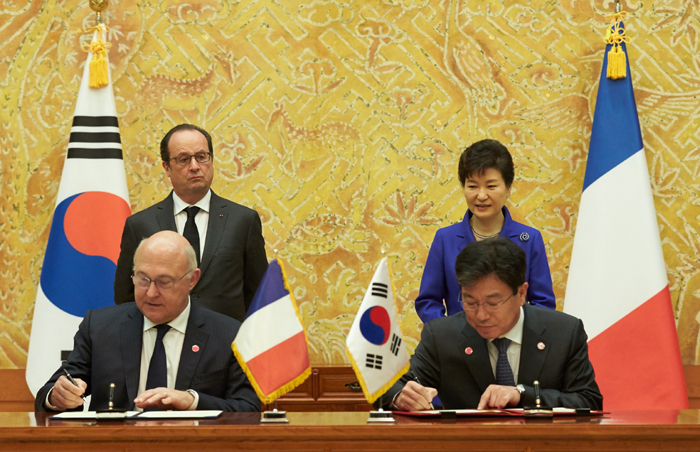 박근혜 대통령(오른쪽 뒤)과 프랑수아 올랑드 프랑스 대통령(왼쪽 뒤)이 지켜보는 가운데 양국 협력강화를 위한 양해각서가 서명되고 있다.2