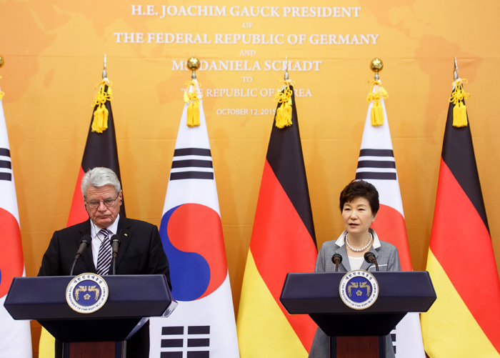 박근혜 대통령(오른쪽)과 요하임 빌헬름 가우크 독일연방 대통령이 12일 정상회담 후 공동기자회견을 하고 있다.